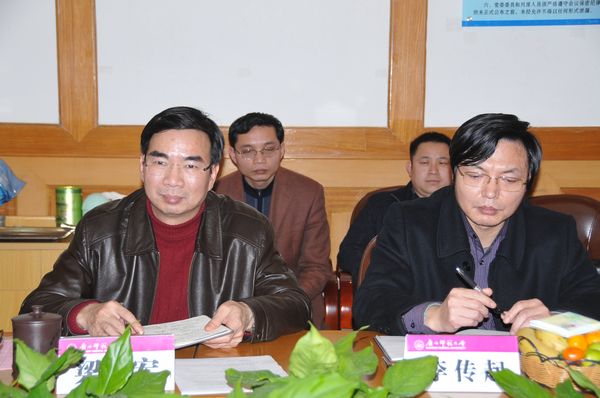 梁宏校长主持会议、李传起副校长出席会议