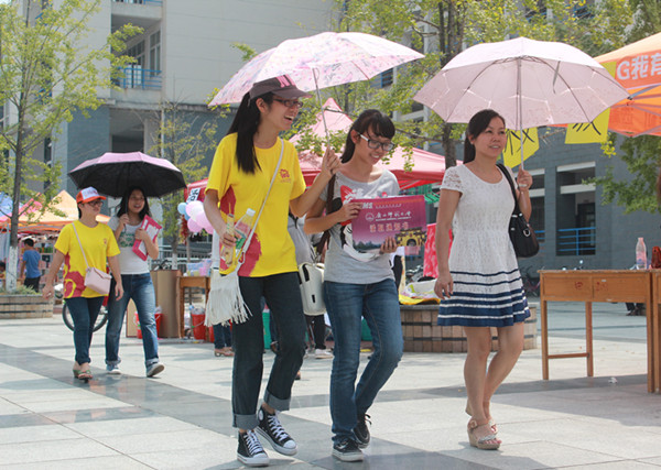 新生高兴地拿着录取通知书 步入大学生活（大学生通讯社 郭雄翡摄）
