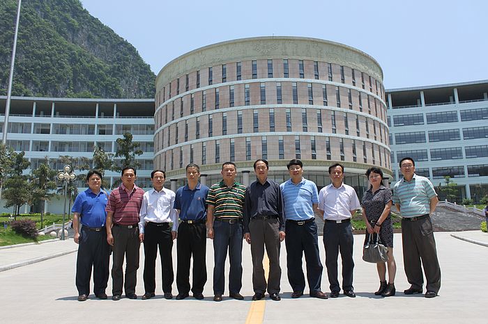 王源平副书记一行与河池学院领导、校友合影