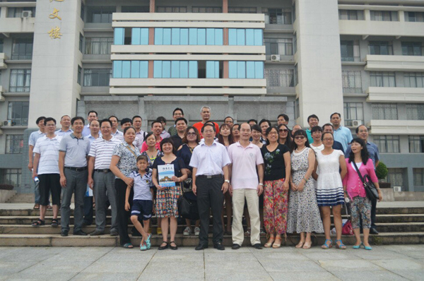 唐仁郭副书记（前排左四）与政治与行政学院90级校友合影