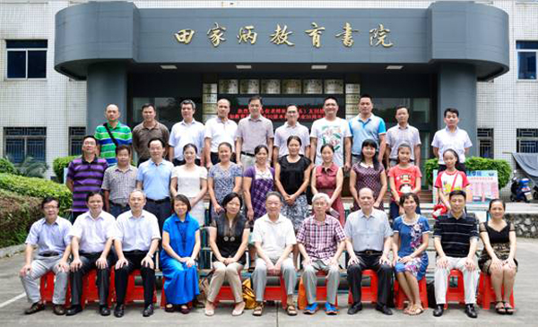 .王枬书记（前排左五）与教育科学学院1990级校友合影
