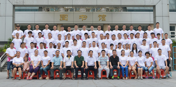 覃卫国副校长（前排右八）与体育学院2000级校友在图书馆门前合影
