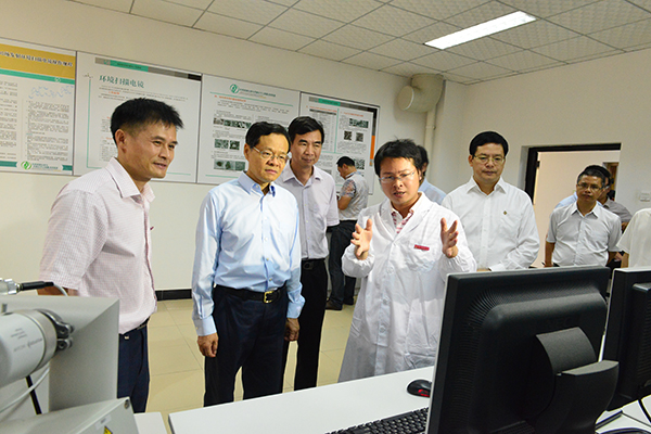 陈武主席一行参观广西药用资源化学与药物分子工程重点实验室