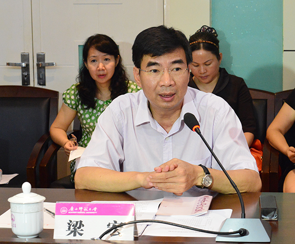 校长梁宏在座谈会上汇报我校情况