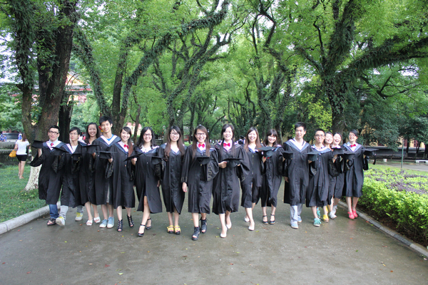 一起走过的风雨（邹添龙 摄）