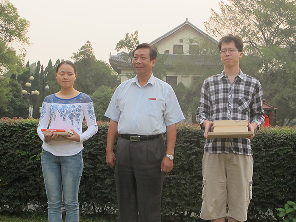 王城校区，副校长陈洪江与和学校同一天生日的老师、同学赠送礼物、合影（文旅学院 曾弘毅 邓永秀 ）