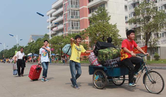 迎新路上 一路欢笑（大学生通讯社 郭雄翡摄）