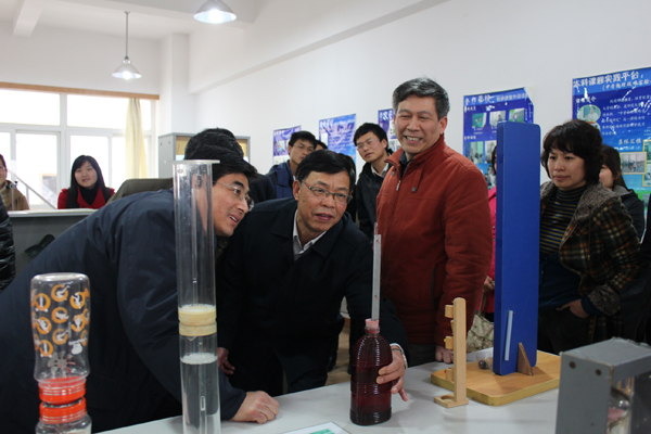 调研组一行考察兴华科技探究乐园（大学生记者团 邹添龙 摄）