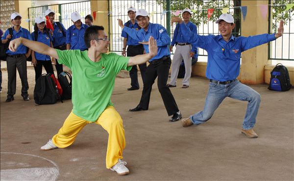 中越青年共同习练太极拳（侯一帆 摄）