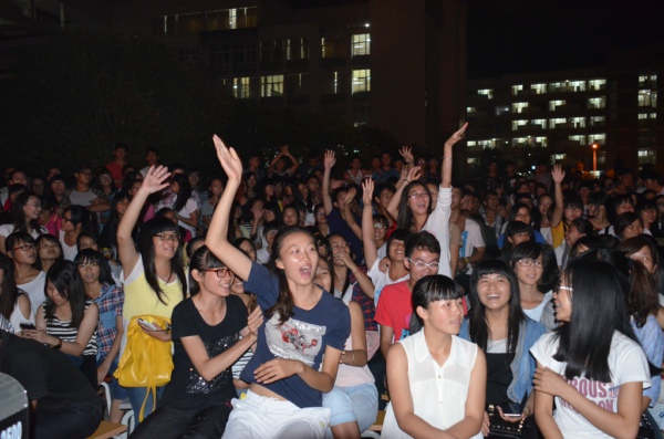 同学们纷纷抢答题目，现场气氛高涨