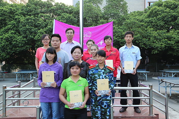 校党委书记王枬、校长梁宏与学校同一天生日的同学合影留念（蒋晨曦 摄）