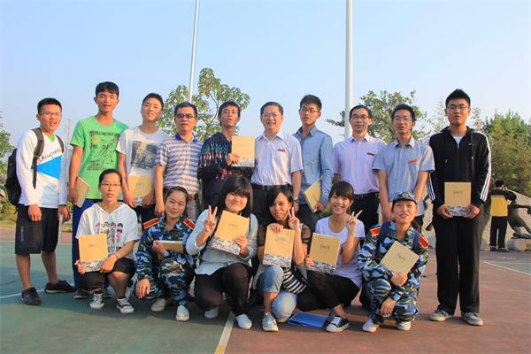 校党委副书记唐仁郭与学校同一天生日的同学合影留念（教科院记者团供图）