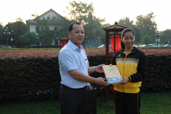 副校长白晓军向和学校同天生日的同学赠送礼物（文旅学院记者团供图）