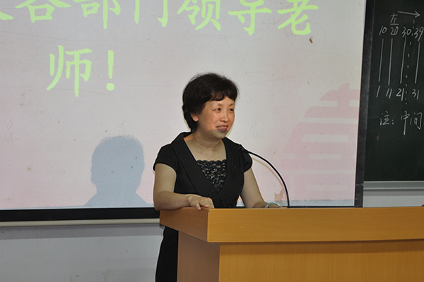 总会计师丁静问候数学科学学院新生（大学生通讯社 黄荣洁 摄）