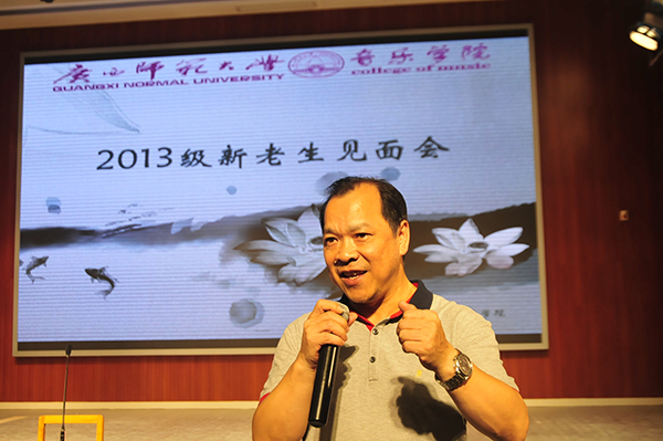 在音乐学院的新生见面会上，副校长白晓军勉励新生自立自强（大学生通讯社 杨虎 摄）