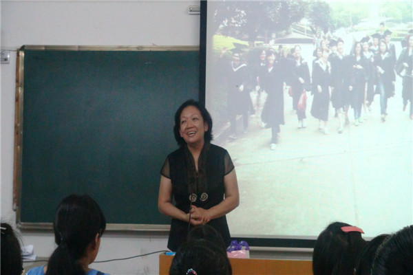 在历史文化与旅游学院的新生见面会上，校党委书记王枬与新生亲切交流（文旅学院供图）