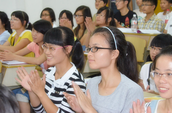 计算机科学与信息工程学院的新生们，认真聆听校领导对他们的希望，开始了大学生活（宣传部 杨凯摄）