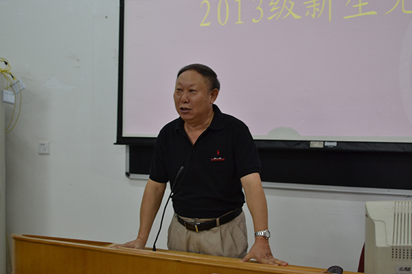 副厅级调研员刘健斌看望环境与资源学院2013级新生（大学生通讯社 梁礼曾 摄）