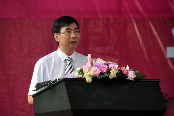 校长梁宏寄语2012届毕业生，希望毕业生做到“世界因你而不同”