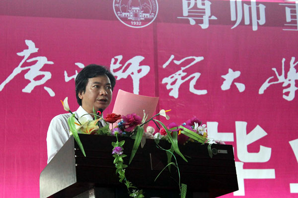 副校长张师超宣读2012年志愿服务西部计划志愿者名单（杜甜甜 摄）