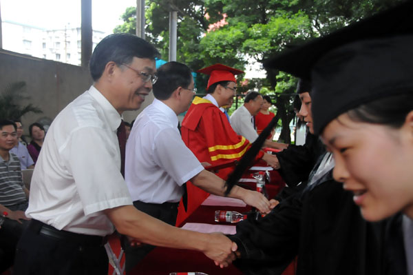 副校长钟瑞添为全区优秀毕业生颁奖