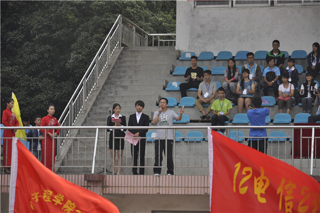 学院党委负责人打响发令枪