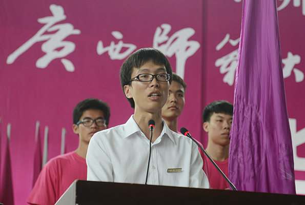 毕业生代表计算机科学与信息工程学院赵金想同学发言
