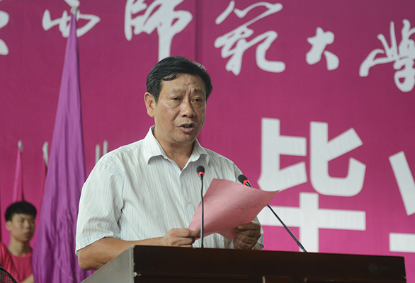 陈洪江副校长宣读2015年本科生校友班级理事名单
