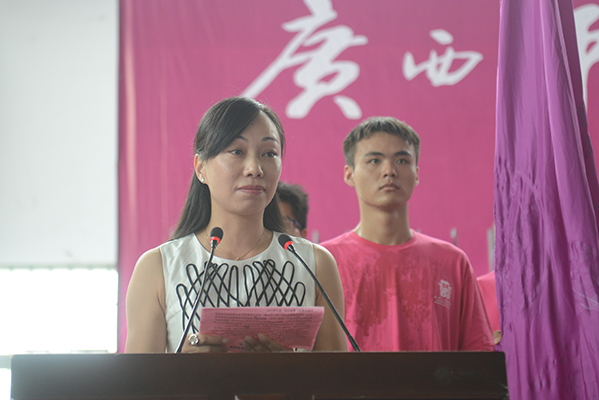 体育学院刘昀老师作为教师代表在雁山校区毕业典礼上发言
