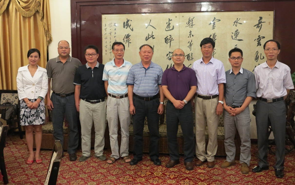回访团与北海市校友代表合影