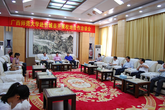 唐副书记一行与忻城县领导及校友座谈