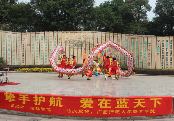 志愿者为孩子表演舞龙