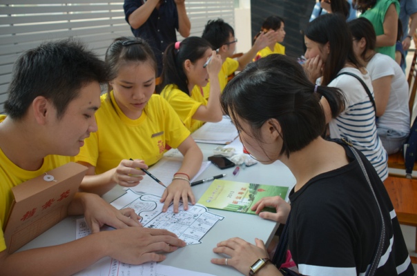 师兄师姐帮忙新同学指引学校地图（宣传部 杨凯摄）