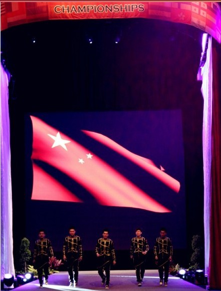 登上领奖台的马龙啦啦队