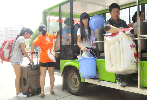 雁山校区的校园代步车为新生和新生家长提供了方便（大学生通讯社 杨虎摄）