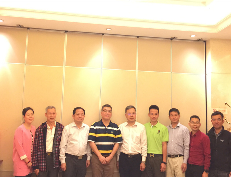 与深圳校友合影