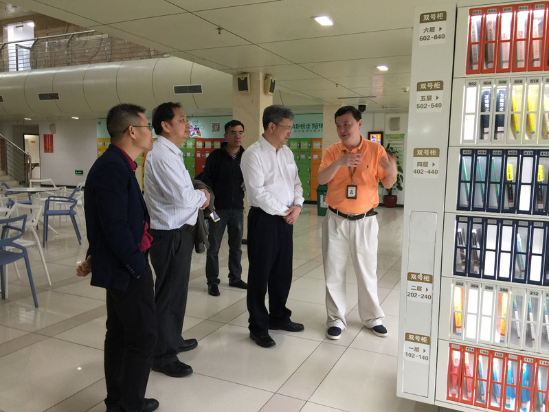 深圳少年儿童图书馆馆长宋卫陪同考察组一行参观图书馆