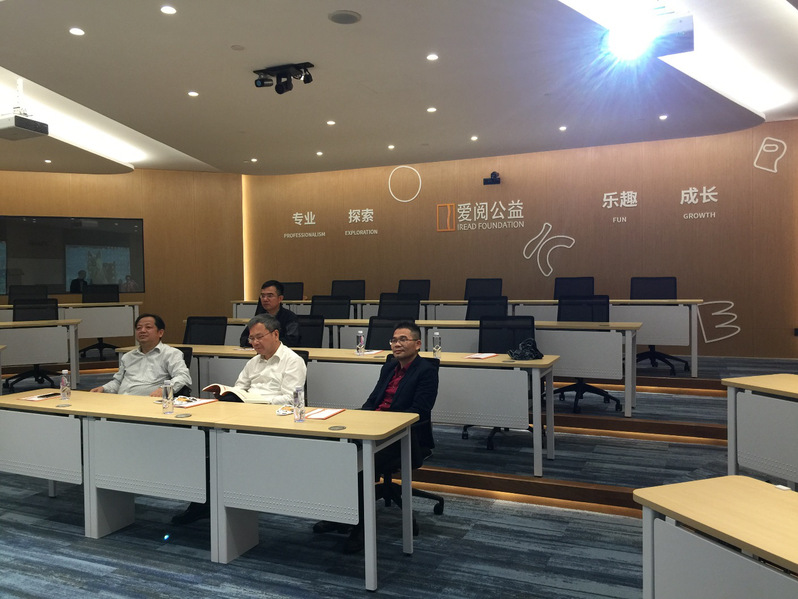 考察组听取深圳市爱阅公益基金会的经验介绍