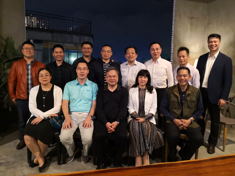 与肇庆校友合影