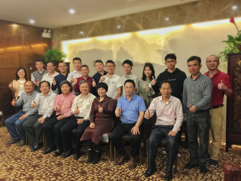 与广州校友合影
