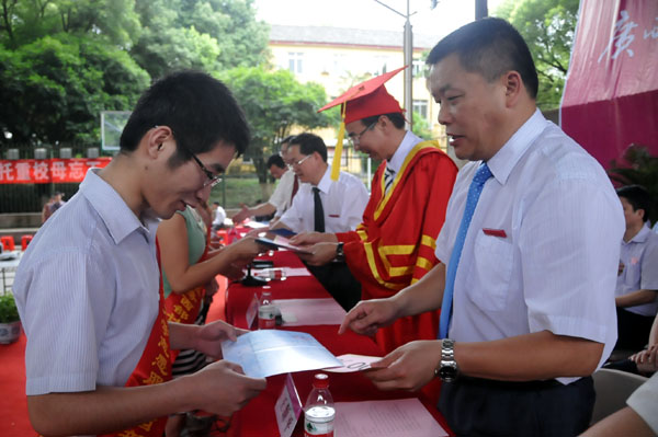 校党委副书记王源平为2012年志愿志愿服务西部计划志愿者发放录取通知书