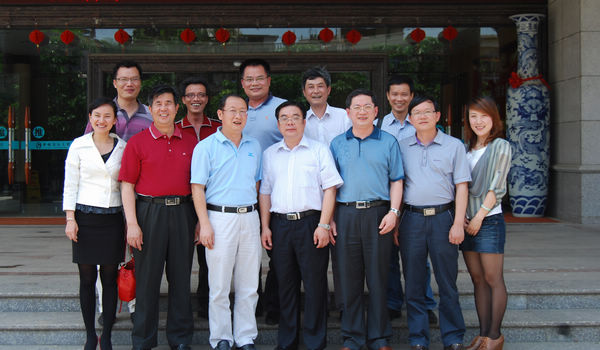 唐副书记一行与柳城县领导及校友合影