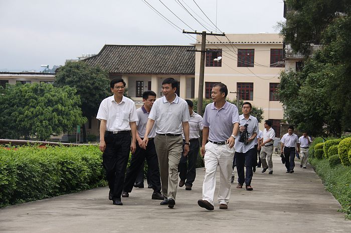 梁宏校长一行在当地校友及相关负责人的陪同下考察容县基础教育情况