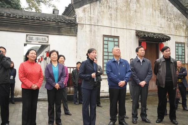 何厚铧一行在王城校区内的广西贡院旧址参观( 赵晋凯 摄)