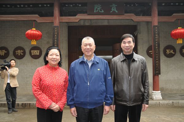 何厚铧与我校领导王枬、梁宏合影( 赵晋凯 摄)