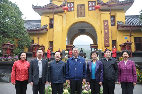 何厚铧一行在王城校区门口合影(宣传部 赵晋凯 摄)