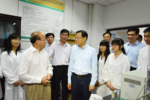 在广西药用资源化学与药物分子工程重点实验室，陈武主席与赵书林教授和同学们交流