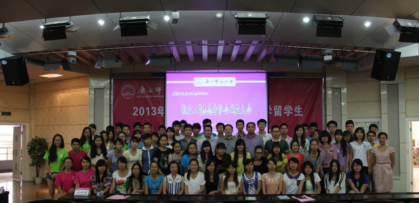 校友志愿者协会成员和领导合影（大学生通讯社 韦一琦摄）