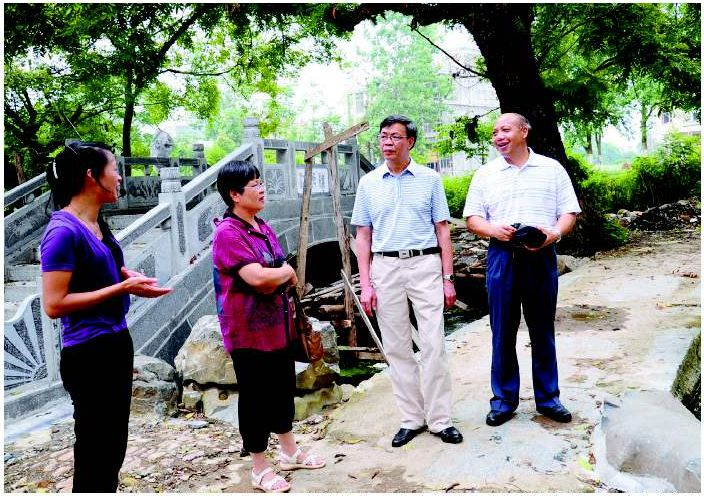 2012年6月，钟瑞添副校长（右二）和该校校友、暨南大学党委书记蒋述卓（右一）等人在贺州富川县考察。