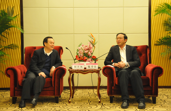 自治区副主席陈章良（图右）与中科院化学部副主任、北京大学校长周其凤（图左）亲切交谈